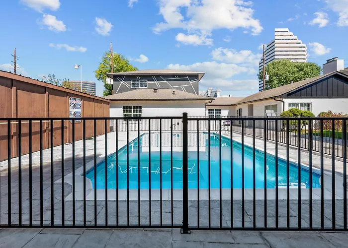 Spacious 1Br Galleria Apt With Pool & Free Park