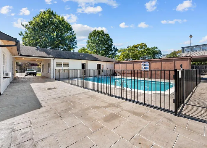 Spacious 1Br Galleria Apt With Pool & Free Park